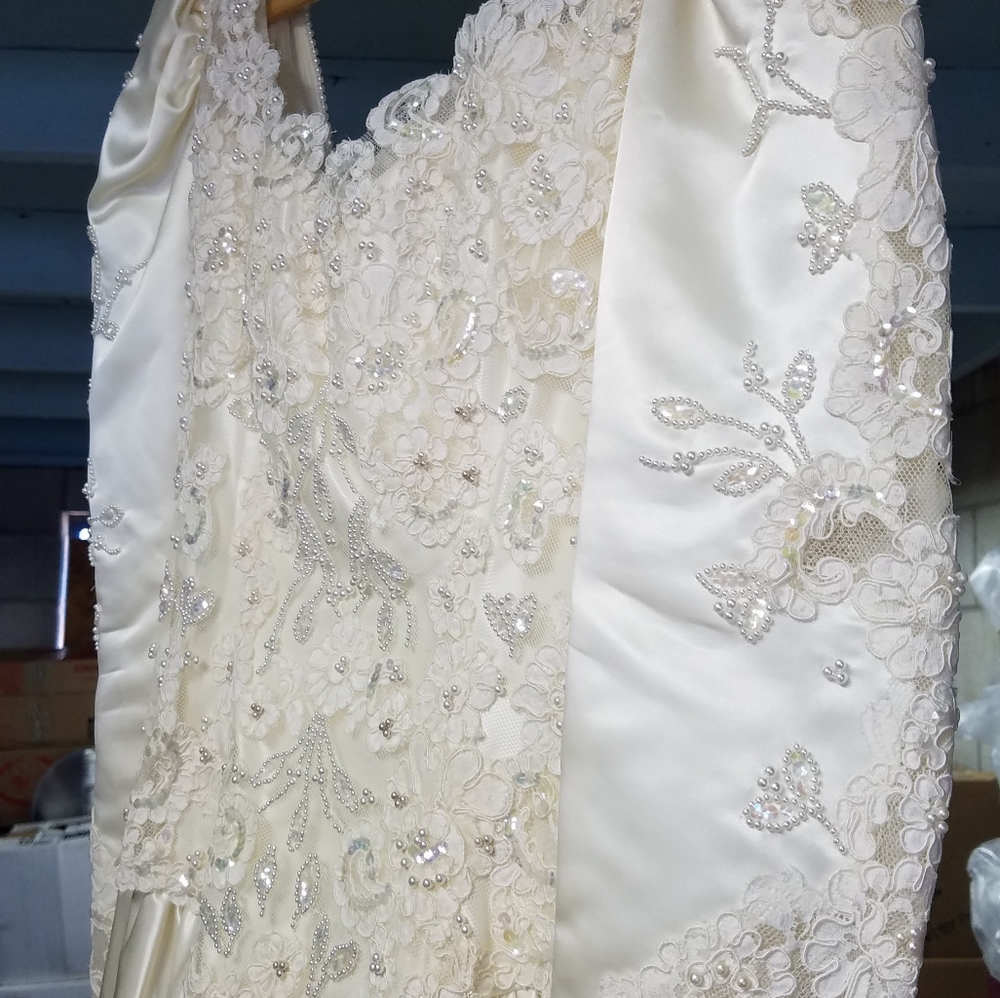Not From China!   Wedding Dress